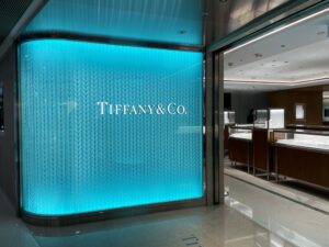ティファニー、店舗内の装飾でリサイクルされた漁網を活用｜サスティナブルな取り組みへ